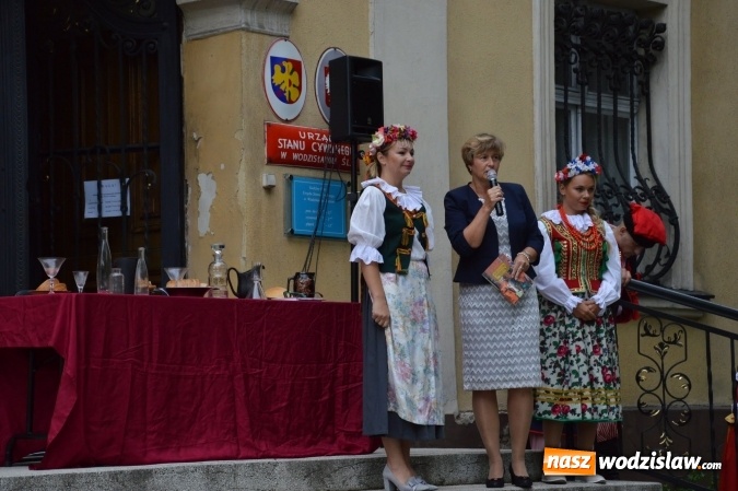Zdjęcie w galerii na portalu naszwodzislaw.com: Wesele w parku miejskim, czyli Narodowe Czytanie w Wodzisławiu  wiadomości z regionu