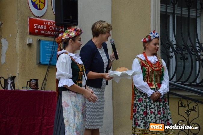 Zdjęcie w galerii na portalu naszwodzislaw.com: Wesele w parku miejskim, czyli Narodowe Czytanie w Wodzisławiu  wiadomości z regionu
