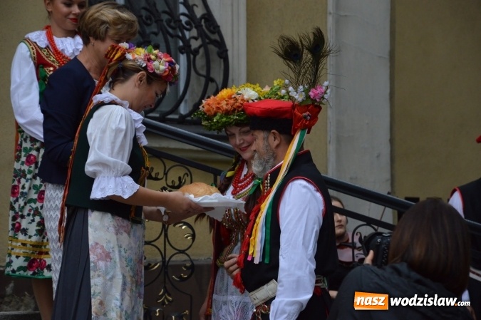 Zdjęcie w galerii na portalu naszwodzislaw.com: Wesele w parku miejskim, czyli Narodowe Czytanie w Wodzisławiu  wiadomości z regionu