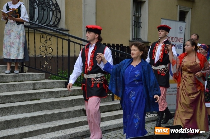 Zdjęcie w galerii na portalu naszwodzislaw.com: Wesele w parku miejskim, czyli Narodowe Czytanie w Wodzisławiu  wiadomości z regionu