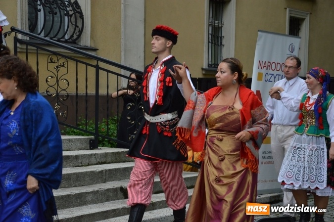 Zdjęcie w galerii na portalu naszwodzislaw.com: Wesele w parku miejskim, czyli Narodowe Czytanie w Wodzisławiu  wiadomości z regionu