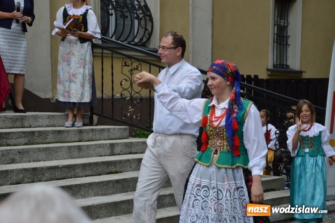 Zdjęcie w galerii na portalu naszwodzislaw.com: Wesele w parku miejskim, czyli Narodowe Czytanie w Wodzisławiu  wiadomości z regionu