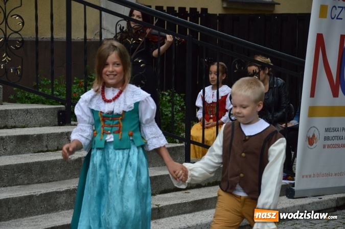Zdjęcie w galerii na portalu naszwodzislaw.com: Wesele w parku miejskim, czyli Narodowe Czytanie w Wodzisławiu  wiadomości z regionu