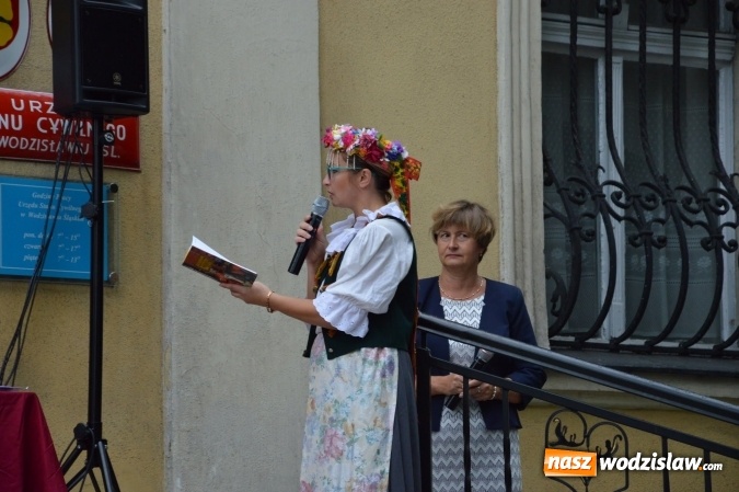 Zdjęcie w galerii na portalu naszwodzislaw.com: Wesele w parku miejskim, czyli Narodowe Czytanie w Wodzisławiu  wiadomości z regionu