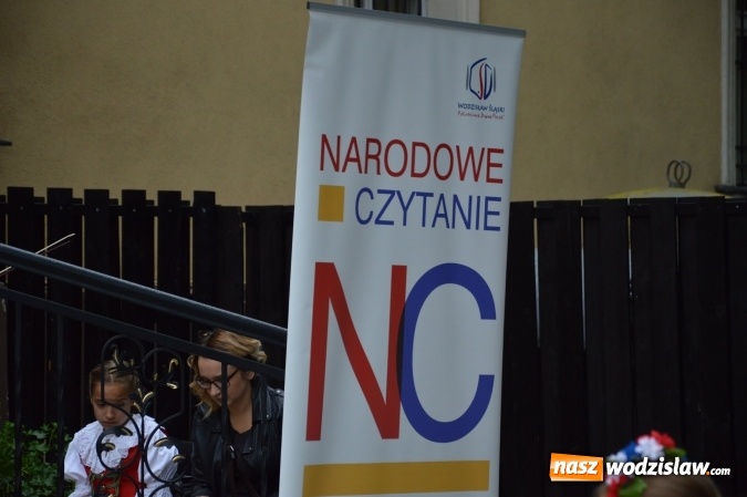 Zdjęcie w galerii na portalu naszwodzislaw.com: Wesele w parku miejskim, czyli Narodowe Czytanie w Wodzisławiu  wiadomości z regionu