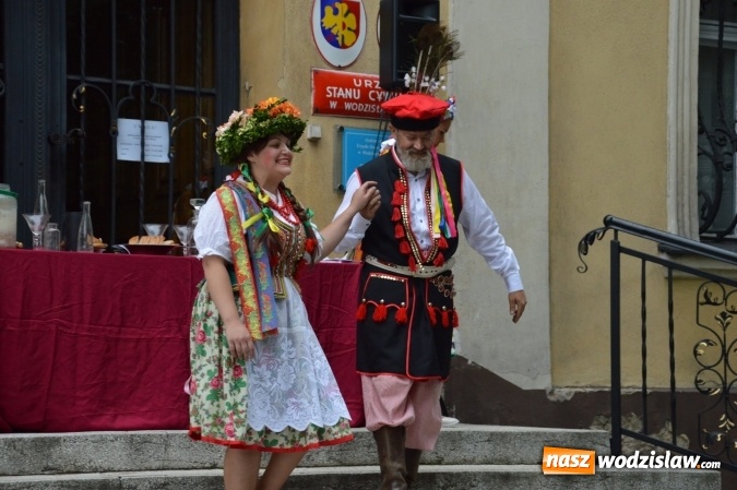 Zdjęcie w galerii na portalu naszwodzislaw.com: Wesele w parku miejskim, czyli Narodowe Czytanie w Wodzisławiu  wiadomości z regionu