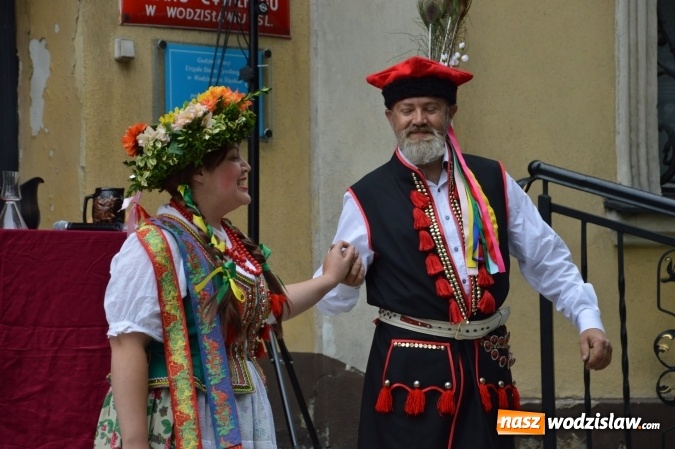 Zdjęcie w galerii na portalu naszwodzislaw.com: Wesele w parku miejskim, czyli Narodowe Czytanie w Wodzisławiu  wiadomości z regionu