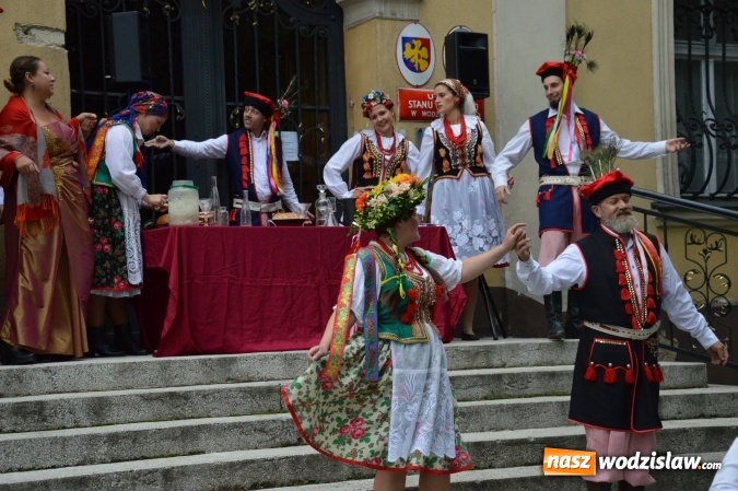 Zdjęcie w galerii na portalu naszwodzislaw.com: Wesele w parku miejskim, czyli Narodowe Czytanie w Wodzisławiu  wiadomości z regionu
