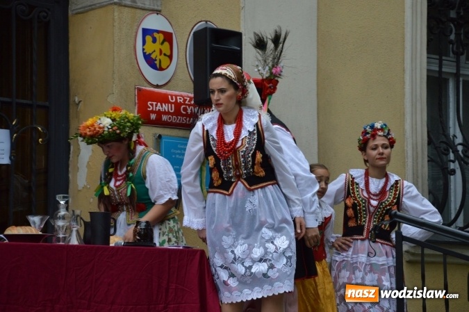 Zdjęcie w galerii na portalu naszwodzislaw.com: Wesele w parku miejskim, czyli Narodowe Czytanie w Wodzisławiu  wiadomości z regionu