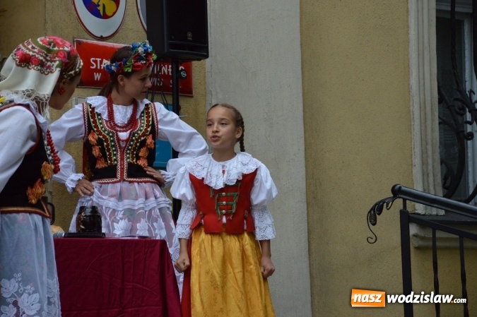Zdjęcie w galerii na portalu naszwodzislaw.com: Wesele w parku miejskim, czyli Narodowe Czytanie w Wodzisławiu  wiadomości z regionu