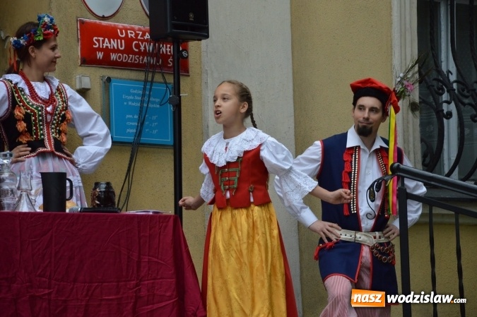 Zdjęcie w galerii na portalu naszwodzislaw.com: Wesele w parku miejskim, czyli Narodowe Czytanie w Wodzisławiu  wiadomości z regionu