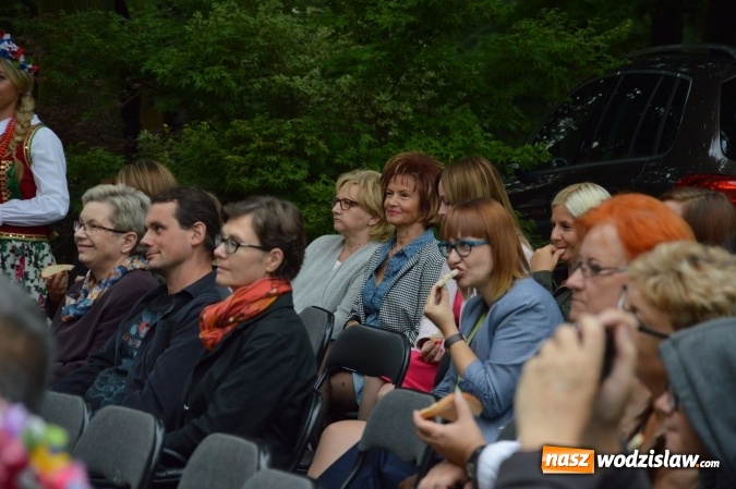 Zdjęcie w galerii na portalu naszwodzislaw.com: Wesele w parku miejskim, czyli Narodowe Czytanie w Wodzisławiu  wiadomości z regionu