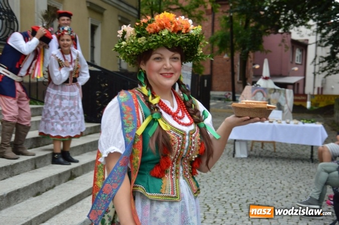 Zdjęcie w galerii na portalu naszwodzislaw.com: Wesele w parku miejskim, czyli Narodowe Czytanie w Wodzisławiu  wiadomości z regionu
