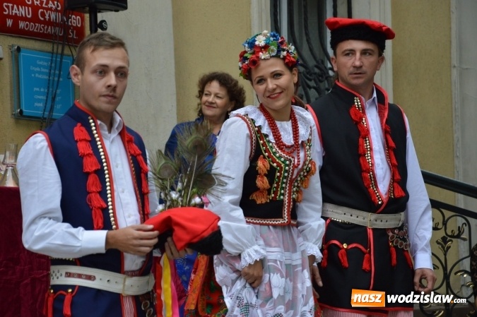 Zdjęcie w galerii na portalu naszwodzislaw.com: Wesele w parku miejskim, czyli Narodowe Czytanie w Wodzisławiu  wiadomości z regionu