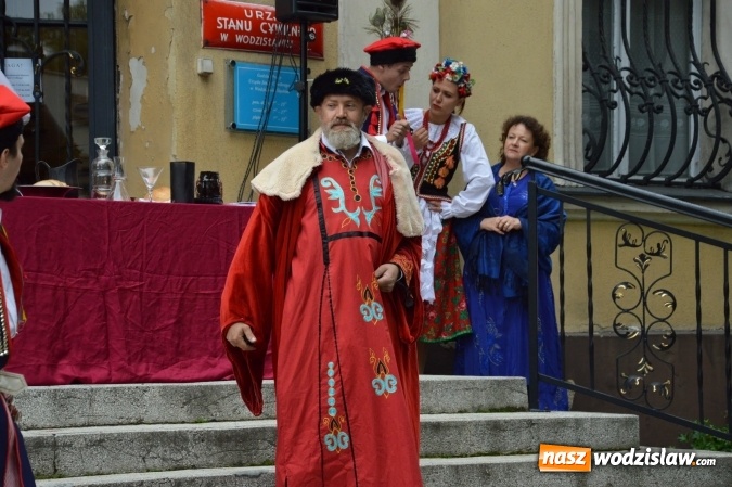 Zdjęcie w galerii na portalu naszwodzislaw.com: Wesele w parku miejskim, czyli Narodowe Czytanie w Wodzisławiu  wiadomości z regionu