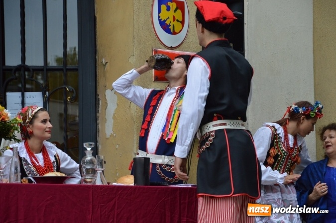 Zdjęcie w galerii na portalu naszwodzislaw.com: Wesele w parku miejskim, czyli Narodowe Czytanie w Wodzisławiu  wiadomości z regionu
