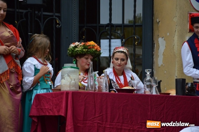 Zdjęcie w galerii na portalu naszwodzislaw.com: Wesele w parku miejskim, czyli Narodowe Czytanie w Wodzisławiu  wiadomości z regionu