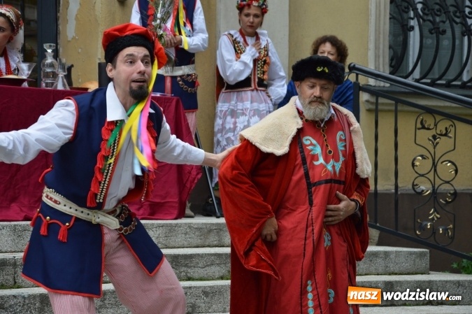 Zdjęcie w galerii na portalu naszwodzislaw.com: Wesele w parku miejskim, czyli Narodowe Czytanie w Wodzisławiu  wiadomości z regionu