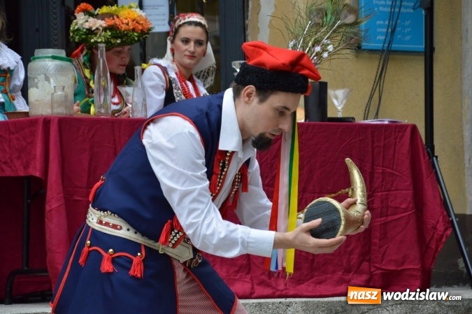 Zdjęcie w galerii na portalu naszwodzislaw.com: Wesele w parku miejskim, czyli Narodowe Czytanie w Wodzisławiu  wiadomości z regionu