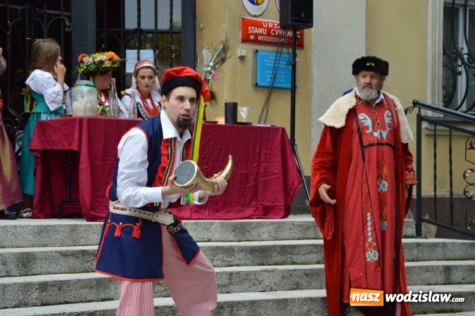 Zdjęcie w galerii na portalu naszwodzislaw.com: Wesele w parku miejskim, czyli Narodowe Czytanie w Wodzisławiu  wiadomości z regionu