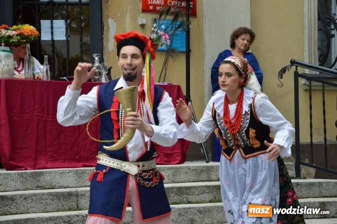 Zdjęcie w galerii na portalu naszwodzislaw.com: Wesele w parku miejskim, czyli Narodowe Czytanie w Wodzisławiu  wiadomości z regionu