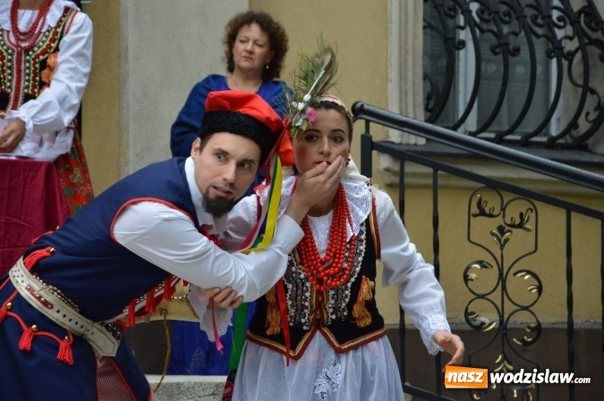 Zdjęcie w galerii na portalu naszwodzislaw.com: Wesele w parku miejskim, czyli Narodowe Czytanie w Wodzisławiu  wiadomości z regionu