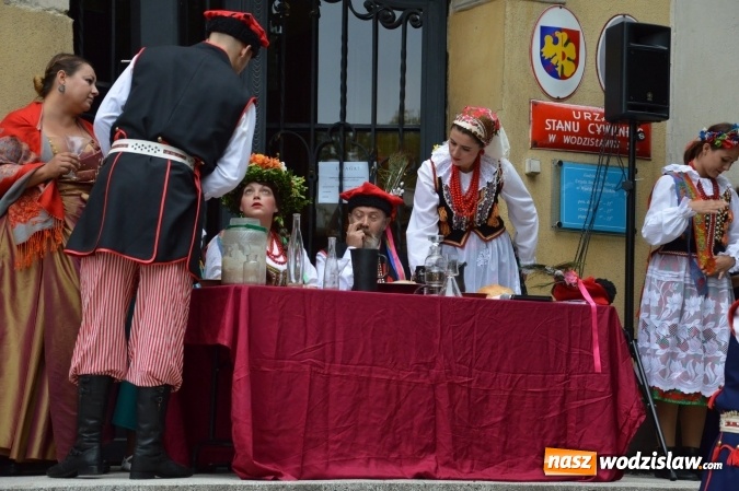 Zdjęcie w galerii na portalu naszwodzislaw.com: Wesele w parku miejskim, czyli Narodowe Czytanie w Wodzisławiu  wiadomości z regionu