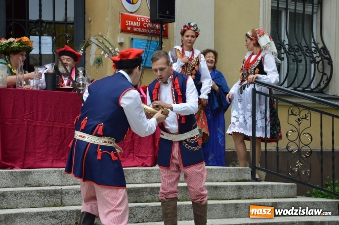 Zdjęcie w galerii na portalu naszwodzislaw.com: Wesele w parku miejskim, czyli Narodowe Czytanie w Wodzisławiu  wiadomości z regionu