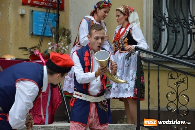 Zdjęcie w galerii na portalu naszwodzislaw.com: Wesele w parku miejskim, czyli Narodowe Czytanie w Wodzisławiu  wiadomości z regionu