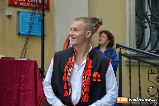 Zdjęcie w galerii na portalu naszwodzislaw.com: Wesele w parku miejskim, czyli Narodowe Czytanie w Wodzisławiu  wiadomości z regionu