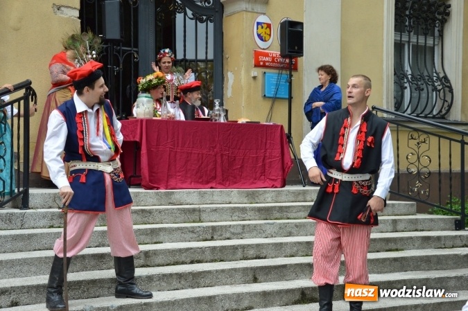 Zdjęcie w galerii na portalu naszwodzislaw.com: Wesele w parku miejskim, czyli Narodowe Czytanie w Wodzisławiu  wiadomości z regionu