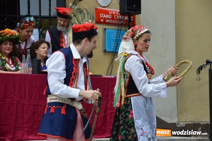 Zdjęcie w galerii na portalu naszwodzislaw.com: Wesele w parku miejskim, czyli Narodowe Czytanie w Wodzisławiu  wiadomości z regionu
