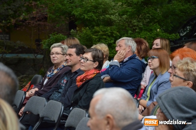 Zdjęcie w galerii na portalu naszwodzislaw.com: Wesele w parku miejskim, czyli Narodowe Czytanie w Wodzisławiu  wiadomości z regionu