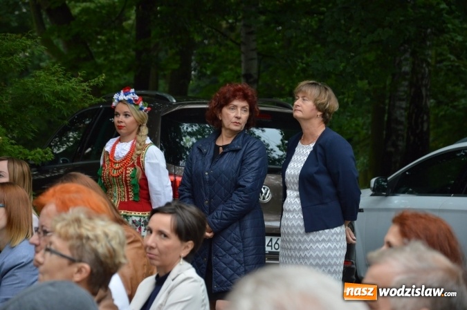 Zdjęcie w galerii na portalu naszwodzislaw.com: Wesele w parku miejskim, czyli Narodowe Czytanie w Wodzisławiu  wiadomości z regionu