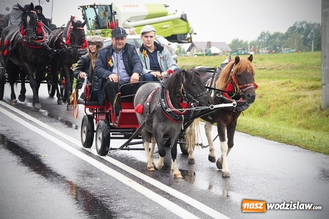Zdjęcie w galerii na portalu naszwodzislaw.com: Deszczowe dożynki w Połomi  wiadomości z regionu