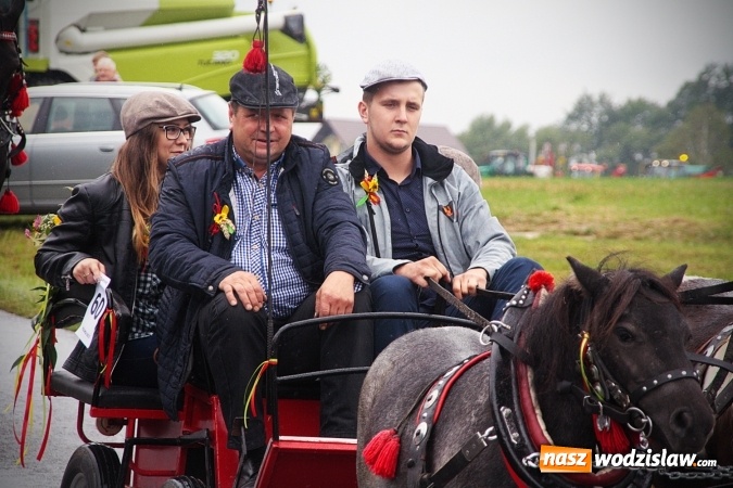 Zdjęcie w galerii na portalu naszwodzislaw.com: Deszczowe dożynki w Połomi  wiadomości z regionu