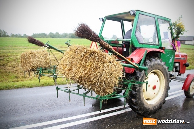 Zdjęcie w galerii na portalu naszwodzislaw.com: Deszczowe dożynki w Połomi  wiadomości z regionu