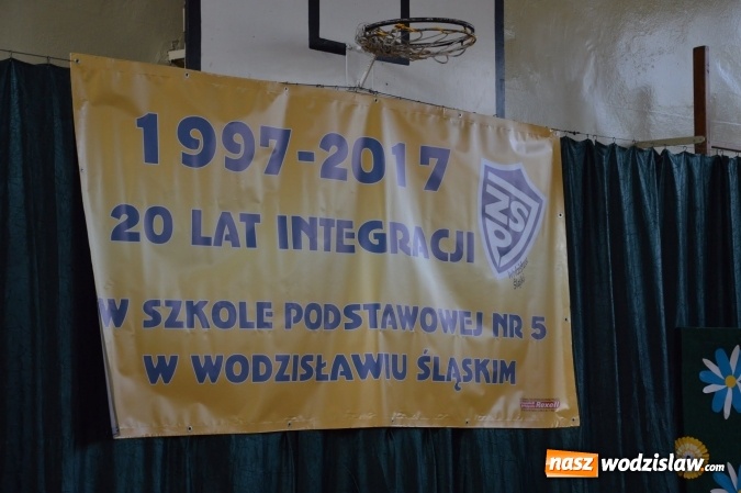 Zdjęcie w galerii na portalu naszwodzislaw.com: Inauguracja nowego roku szkolnego z prezydentem Mieczysławem Kiecą. Pierwszaki otrzymały tyty  wiadomości z regionu