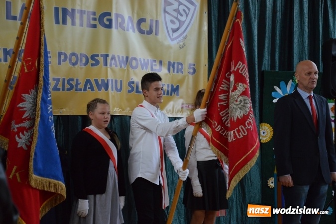 Zdjęcie w galerii na portalu naszwodzislaw.com: Inauguracja nowego roku szkolnego z prezydentem Mieczysławem Kiecą. Pierwszaki otrzymały tyty  wiadomości z regionu