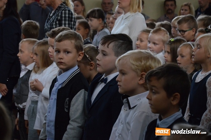 Zdjęcie w galerii na portalu naszwodzislaw.com: Inauguracja nowego roku szkolnego z prezydentem Mieczysławem Kiecą. Pierwszaki otrzymały tyty  wiadomości z regionu