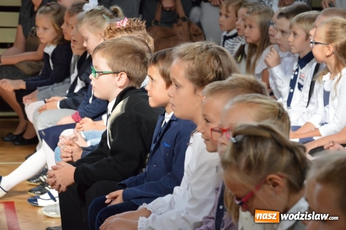 Zdjęcie w galerii na portalu naszwodzislaw.com: Inauguracja nowego roku szkolnego z prezydentem Mieczysławem Kiecą. Pierwszaki otrzymały tyty  wiadomości z regionu