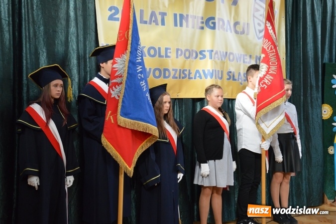 Zdjęcie w galerii na portalu naszwodzislaw.com: Inauguracja nowego roku szkolnego z prezydentem Mieczysławem Kiecą. Pierwszaki otrzymały tyty  wiadomości z regionu