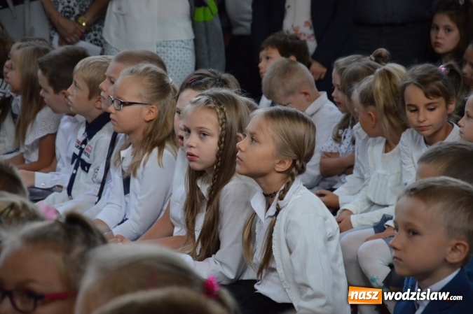 Zdjęcie w galerii na portalu naszwodzislaw.com: Inauguracja nowego roku szkolnego z prezydentem Mieczysławem Kiecą. Pierwszaki otrzymały tyty  wiadomości z regionu