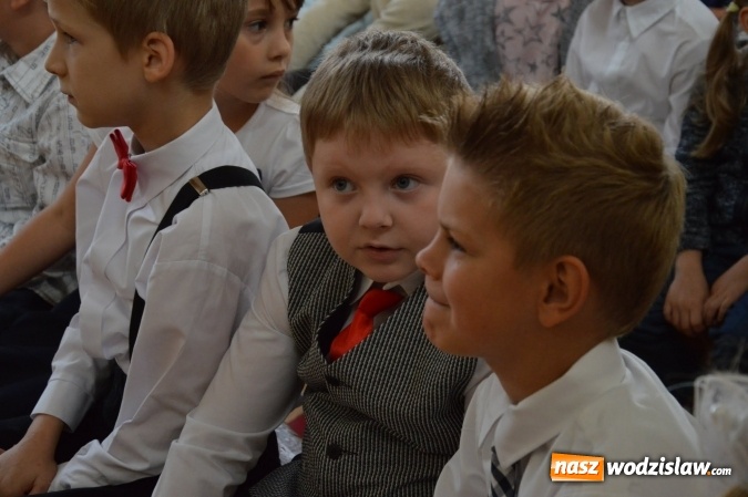 Zdjęcie w galerii na portalu naszwodzislaw.com: Inauguracja nowego roku szkolnego z prezydentem Mieczysławem Kiecą. Pierwszaki otrzymały tyty  wiadomości z regionu