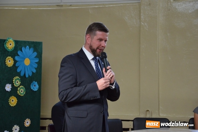 Zdjęcie w galerii na portalu naszwodzislaw.com: Inauguracja nowego roku szkolnego z prezydentem Mieczysławem Kiecą. Pierwszaki otrzymały tyty  wiadomości z regionu