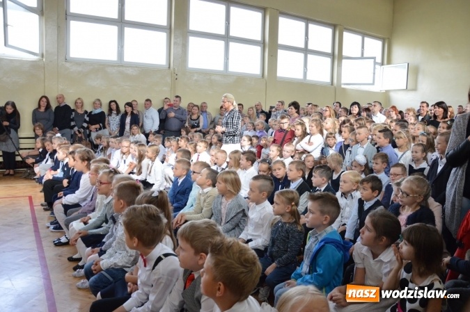 Zdjęcie w galerii na portalu naszwodzislaw.com: Inauguracja nowego roku szkolnego z prezydentem Mieczysławem Kiecą. Pierwszaki otrzymały tyty  wiadomości z regionu