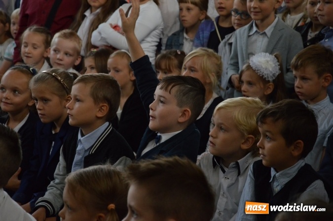 Zdjęcie w galerii na portalu naszwodzislaw.com: Inauguracja nowego roku szkolnego z prezydentem Mieczysławem Kiecą. Pierwszaki otrzymały tyty  wiadomości z regionu