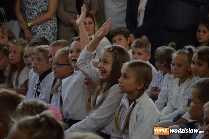 Zdjęcie w galerii na portalu naszwodzislaw.com: Inauguracja nowego roku szkolnego z prezydentem Mieczysławem Kiecą. Pierwszaki otrzymały tyty  wiadomości z regionu