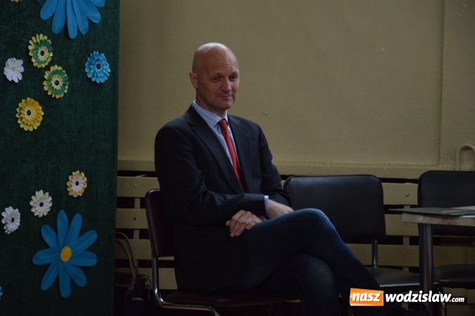 Zdjęcie w galerii na portalu naszwodzislaw.com: Inauguracja nowego roku szkolnego z prezydentem Mieczysławem Kiecą. Pierwszaki otrzymały tyty  wiadomości z regionu