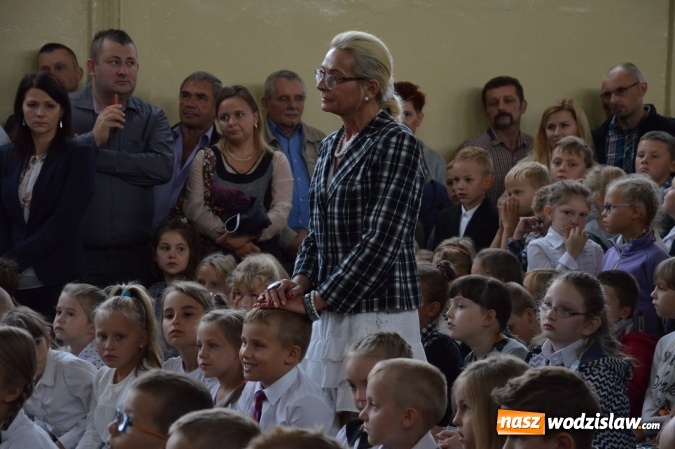 Zdjęcie w galerii na portalu naszwodzislaw.com: Inauguracja nowego roku szkolnego z prezydentem Mieczysławem Kiecą. Pierwszaki otrzymały tyty  wiadomości z regionu